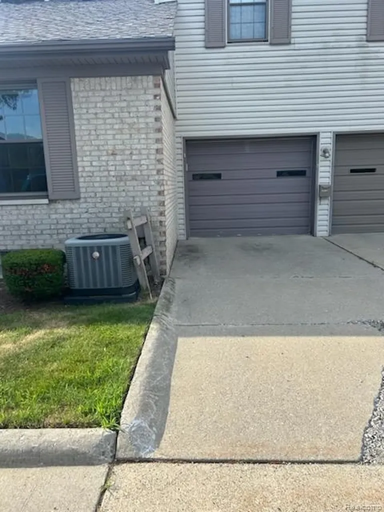 35138 N Bay Circle Harrison Charter Township MI 48045