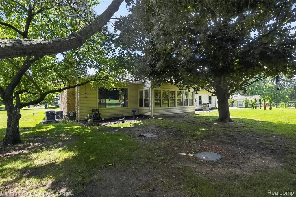 14038 Hogan Road Fenton Charter Township MI 48451