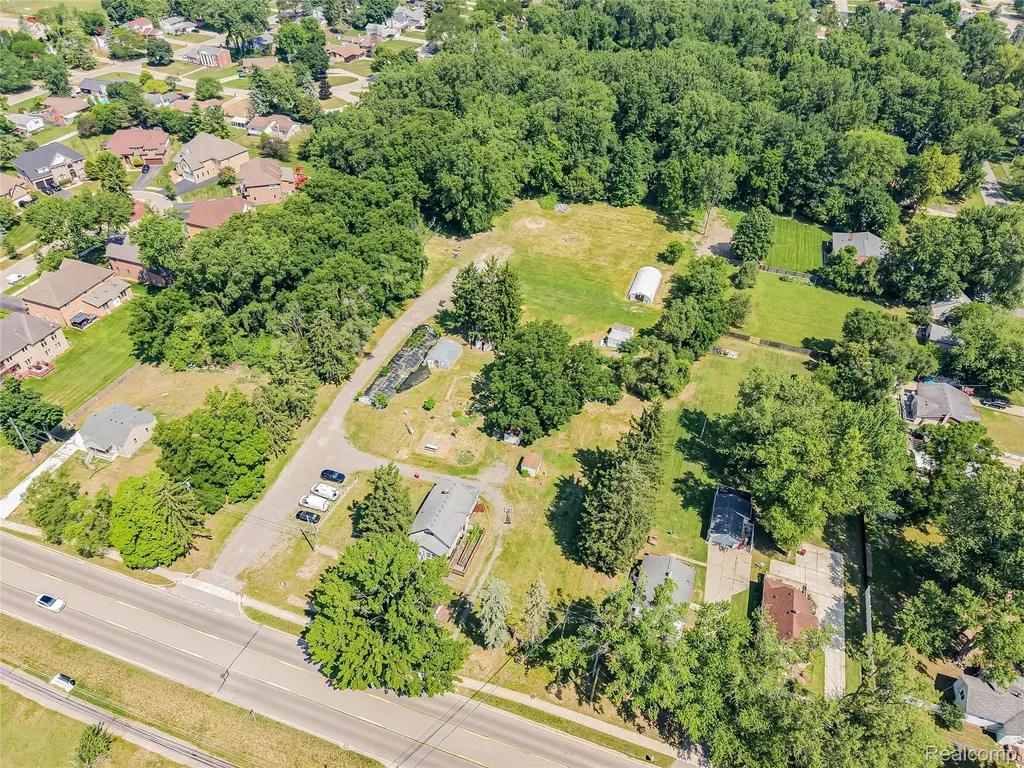 24850 W 9 Mile Road Southfield City MI 48033