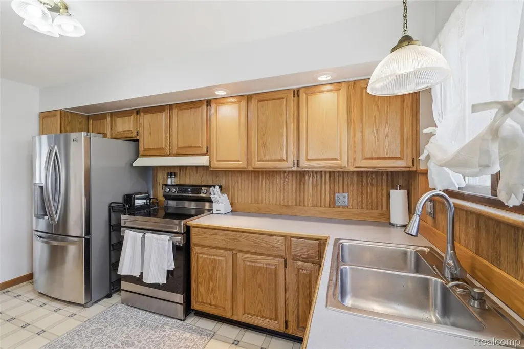 8825 Nebraska Street Livonia City MI 48150