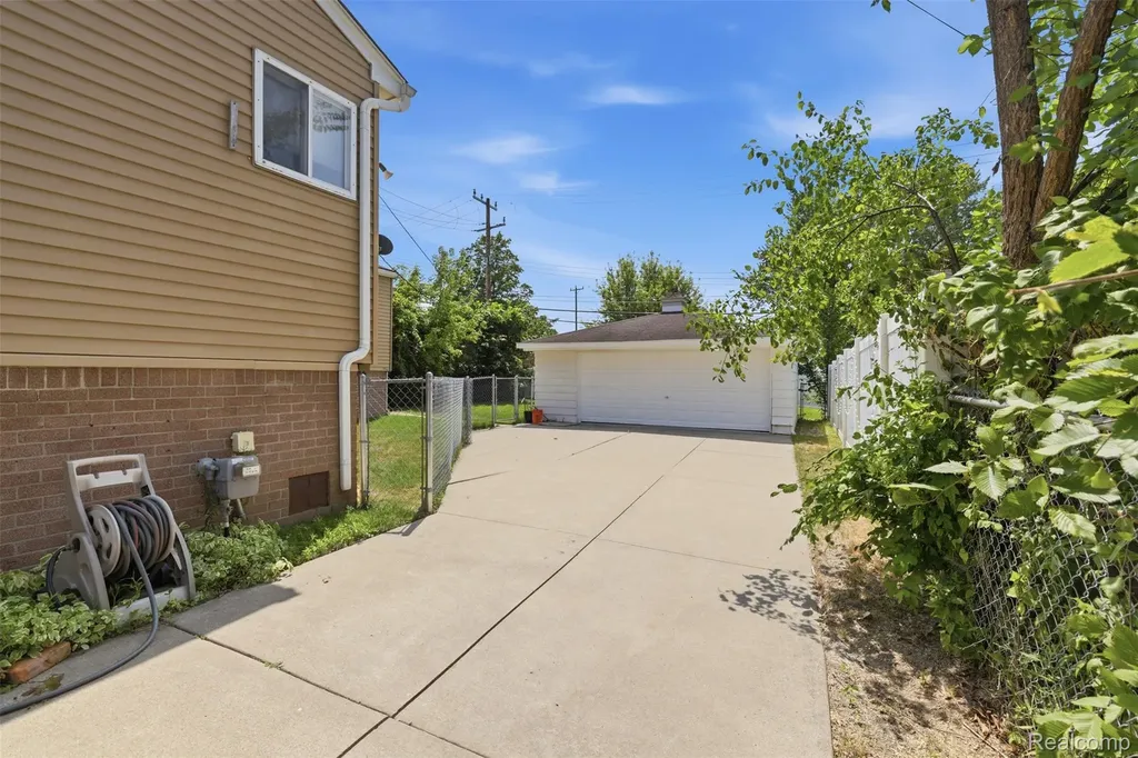 8825 Nebraska Street Livonia City MI 48150
