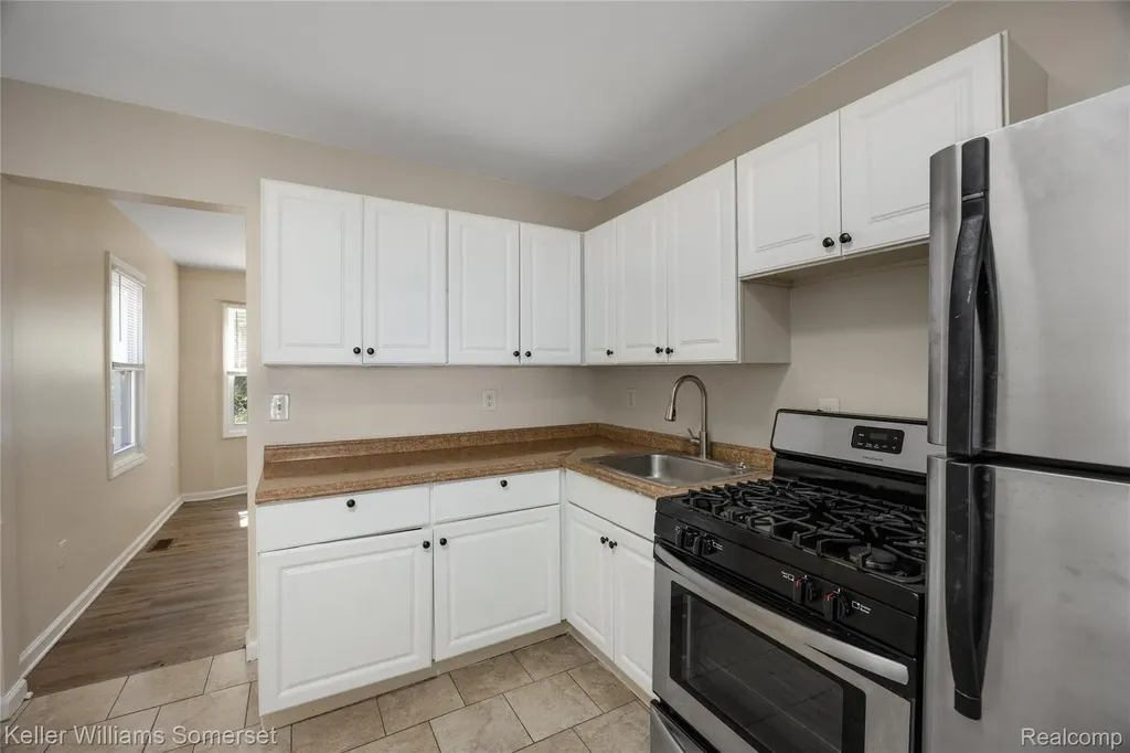 21178 Dexter Boulevard Warren City MI 48089