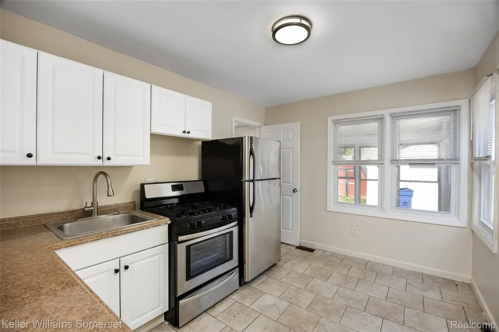 21178 Dexter Boulevard Warren City MI 48089