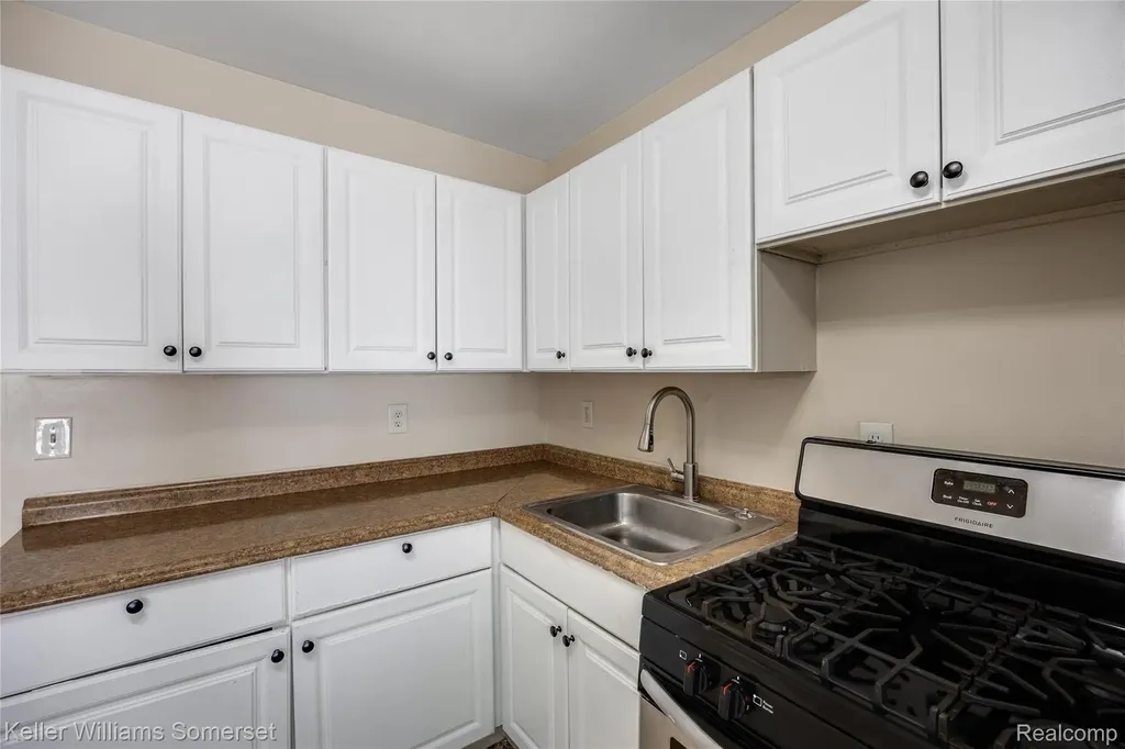 21178 Dexter Boulevard Warren City MI 48089