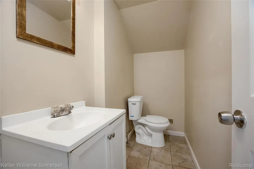 21178 Dexter Boulevard Warren City MI 48089