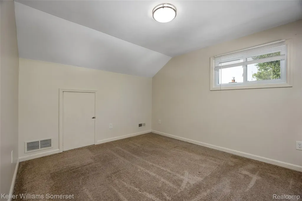 21178 Dexter Boulevard Warren City MI 48089