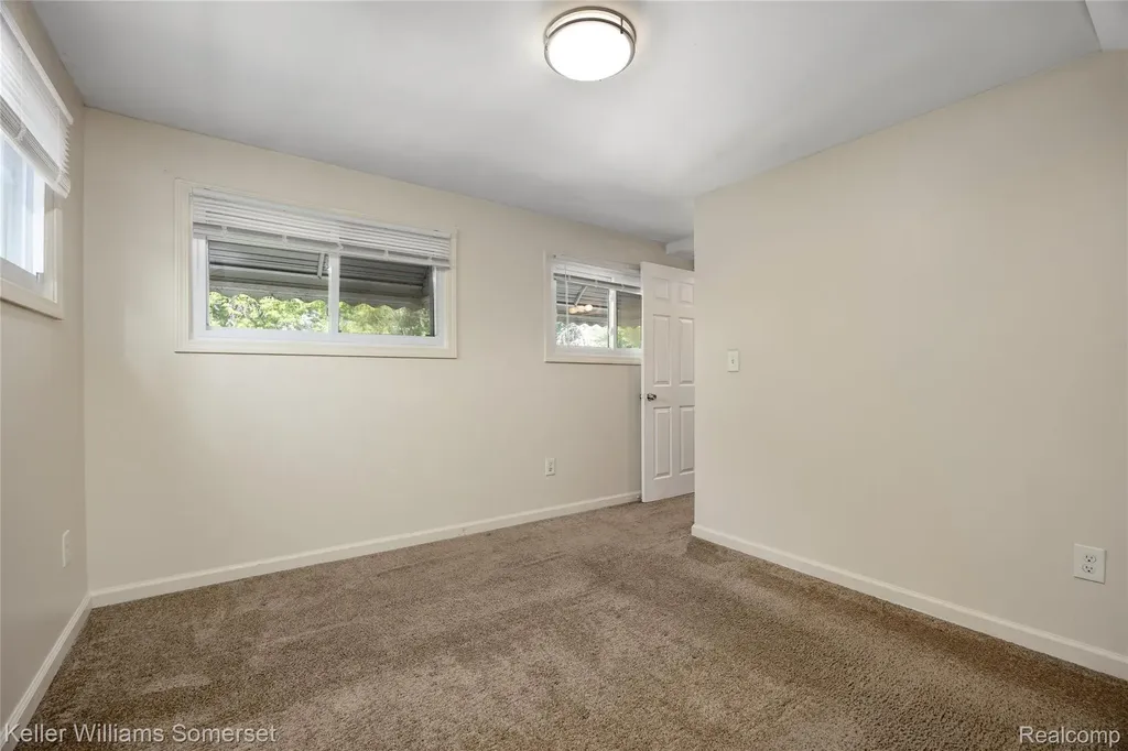 21178 Dexter Boulevard Warren City MI 48089