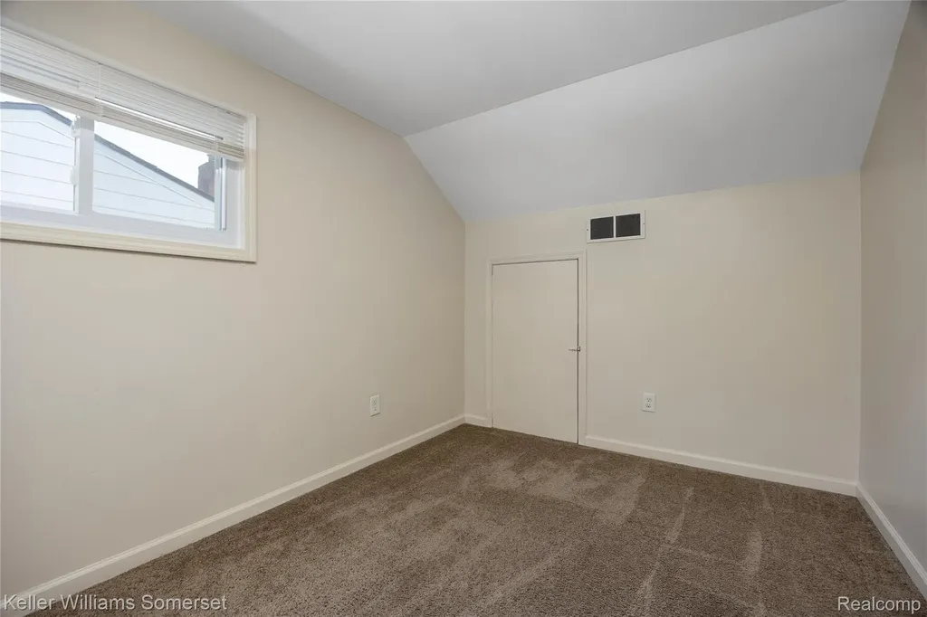 21178 Dexter Boulevard Warren City MI 48089