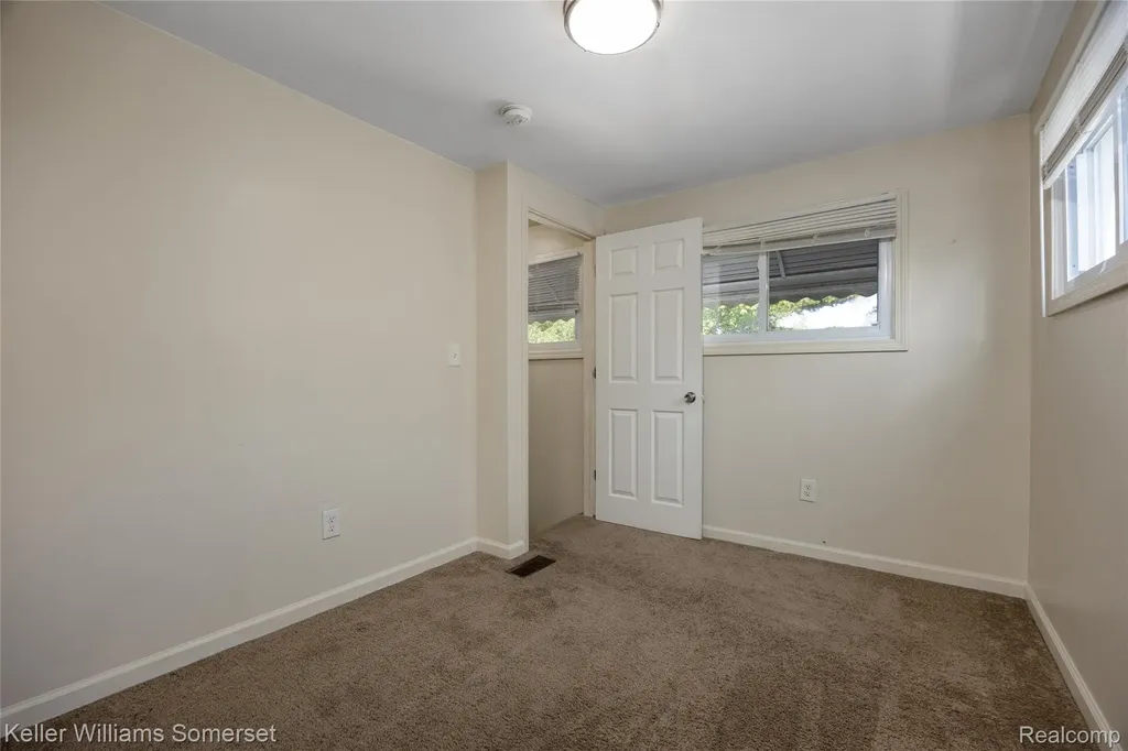 21178 Dexter Boulevard Warren City MI 48089