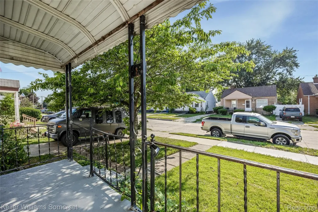 21178 Dexter Boulevard Warren City MI 48089
