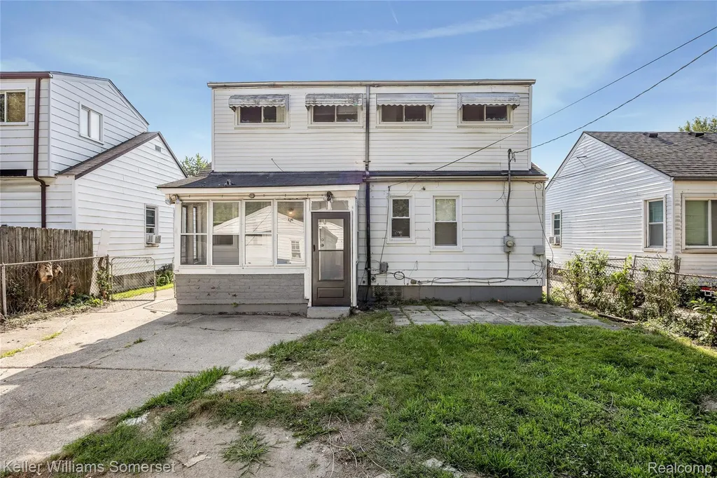 21178 Dexter Boulevard Warren City MI 48089