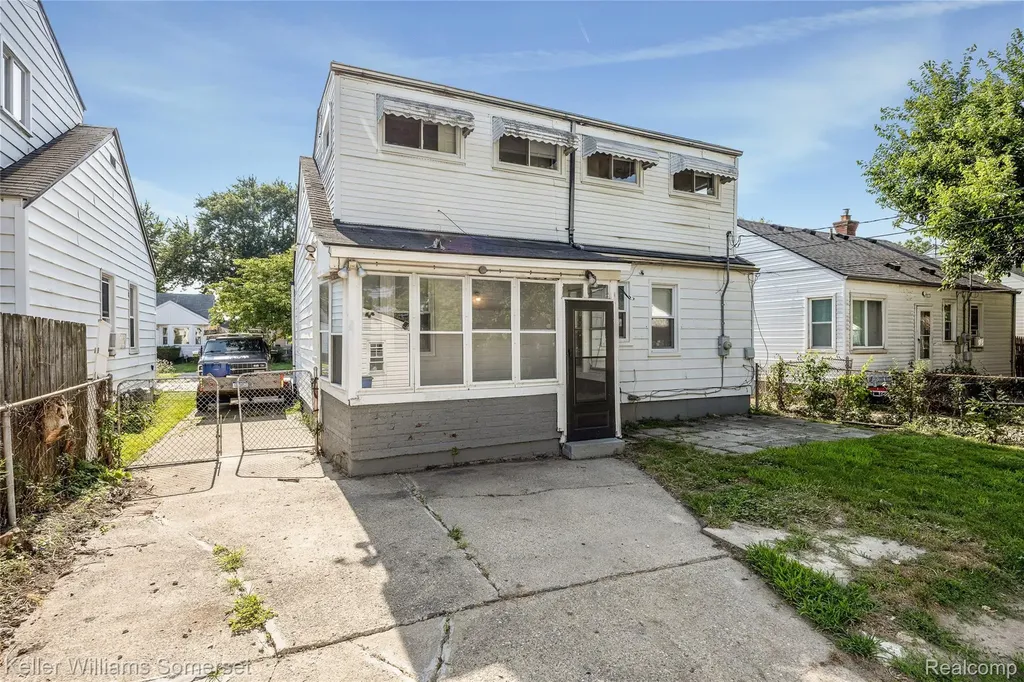 21178 Dexter Boulevard Warren City MI 48089