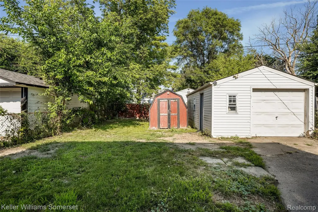 21178 Dexter Boulevard Warren City MI 48089
