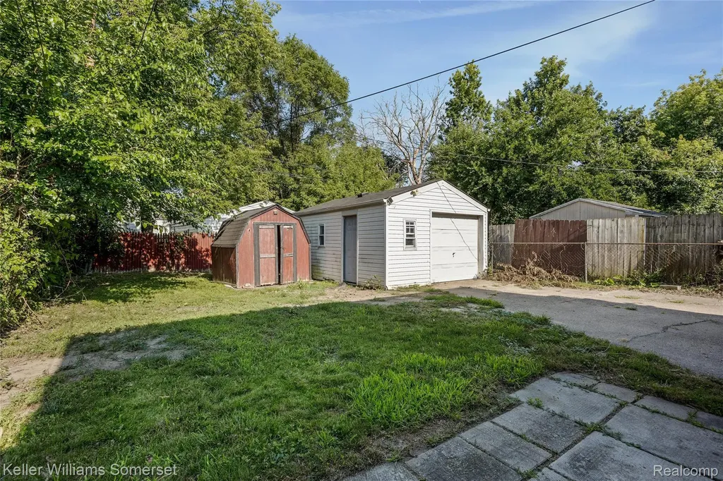 21178 Dexter Boulevard Warren City MI 48089