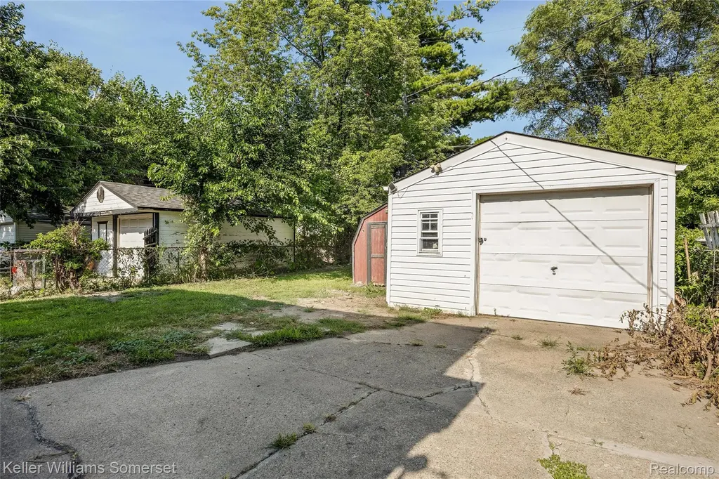 21178 Dexter Boulevard Warren City MI 48089
