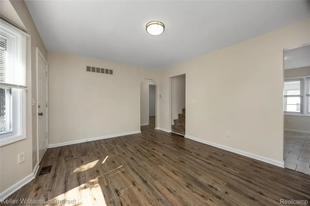 21178 Dexter Boulevard Warren City MI 48089