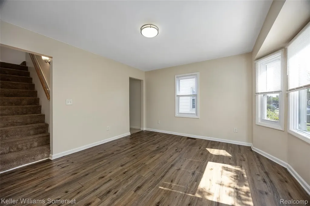 21178 Dexter Boulevard Warren City MI 48089