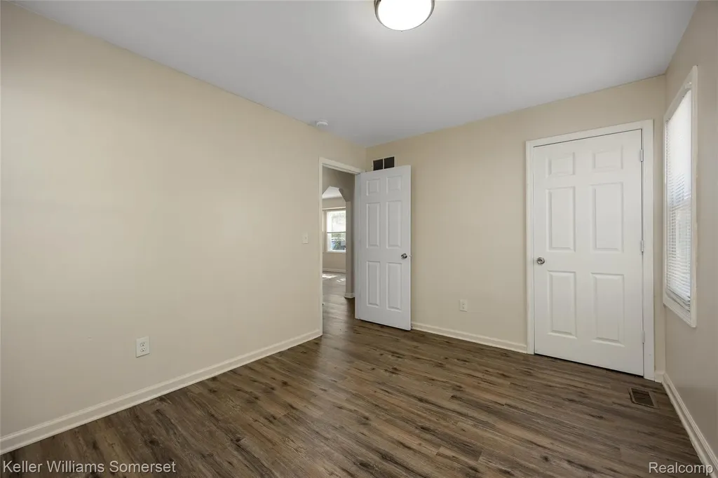 21178 Dexter Boulevard Warren City MI 48089