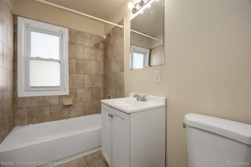 21178 Dexter Boulevard Warren City MI 48089