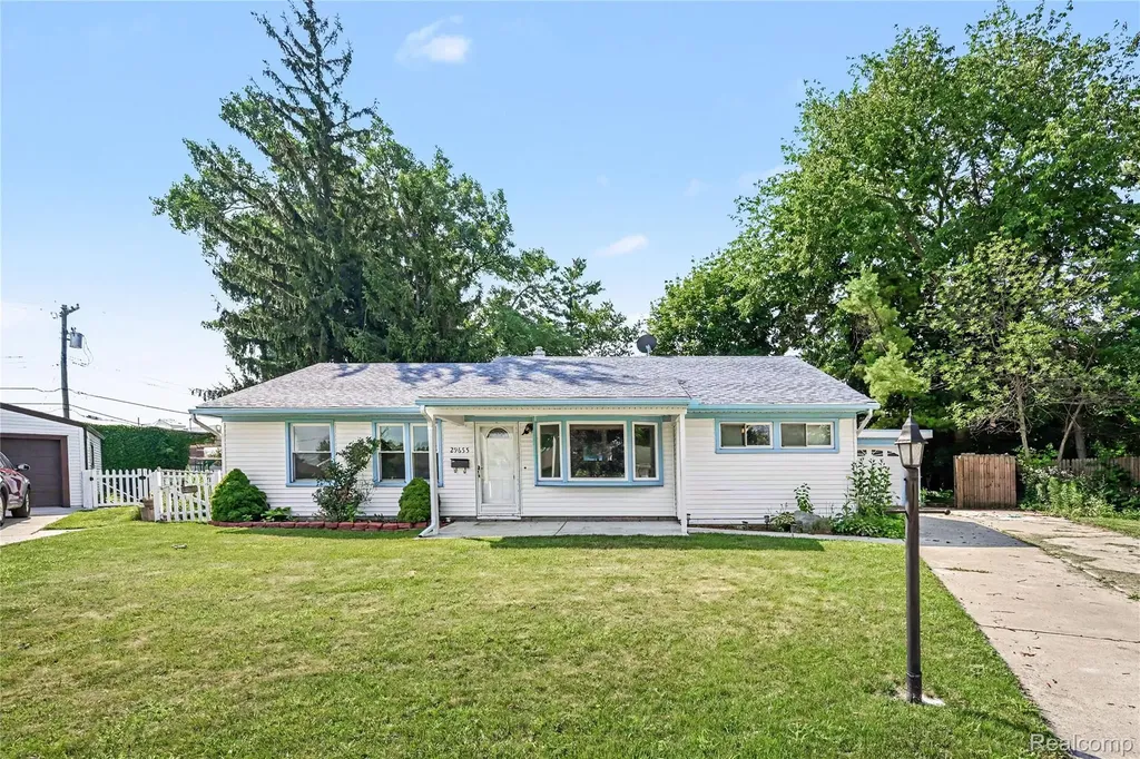 29655 Winter Court Garden City City MI 48135