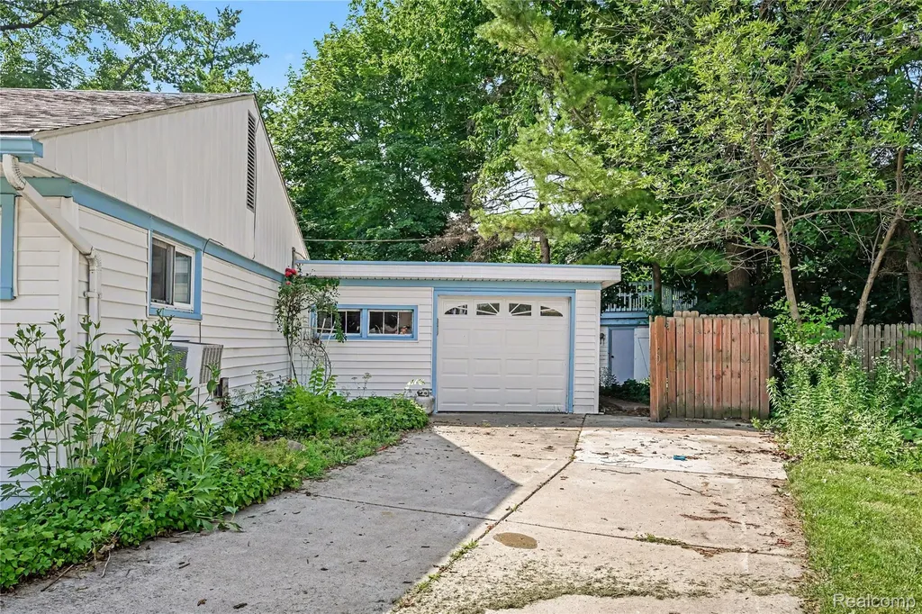 29655 Winter Court Garden City City MI 48135