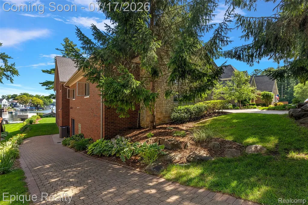 565 Shady Oaks Street Orion Charter Township MI 48362
