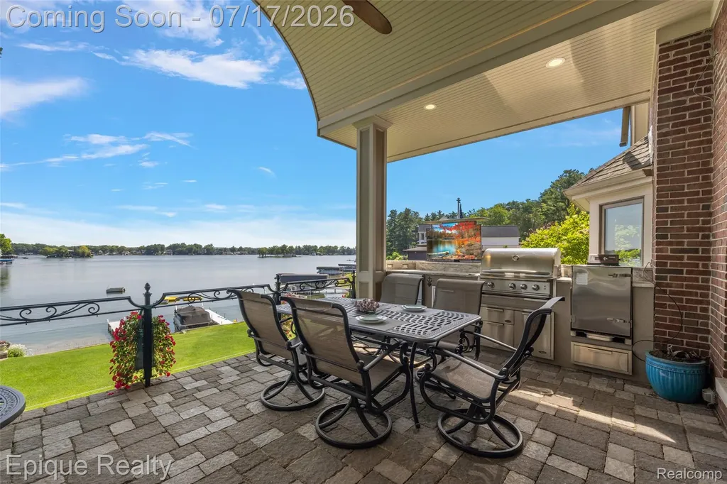 565 Shady Oaks Street Orion Charter Township MI 48362