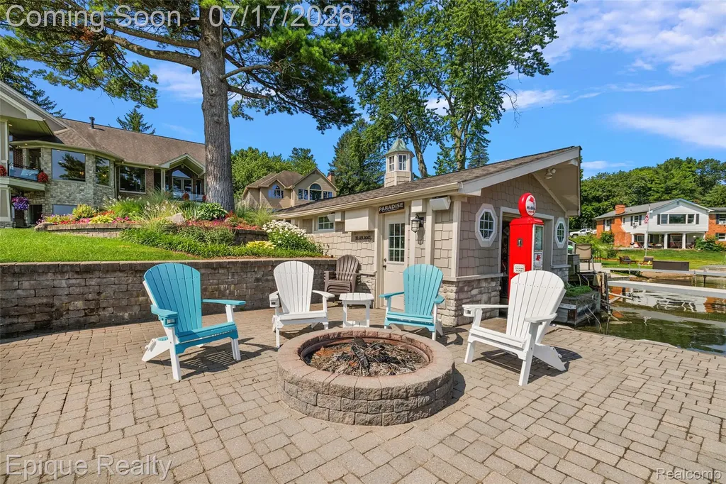 565 Shady Oaks Street Orion Charter Township MI 48362