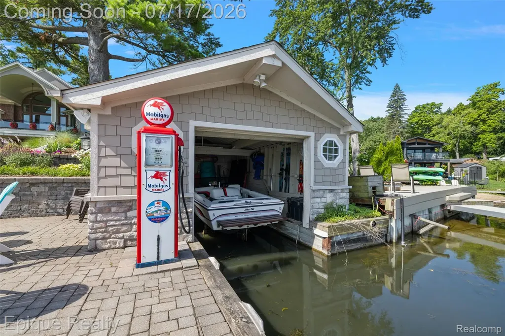 565 Shady Oaks Street Orion Charter Township MI 48362