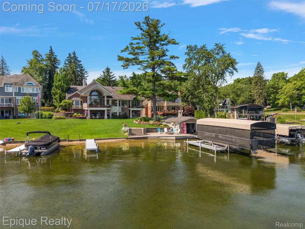 565 Shady Oaks Street Orion Charter Township MI 48362