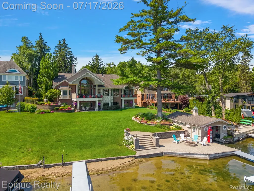 565 Shady Oaks Street Orion Charter Township MI 48362