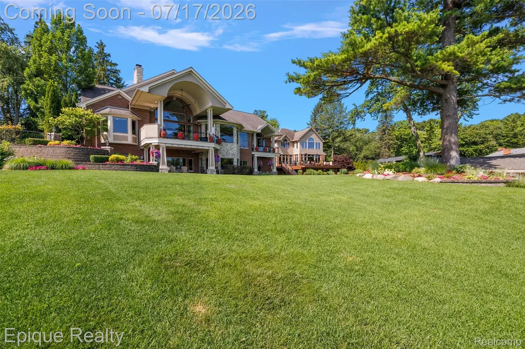 565 Shady Oaks Street Orion Charter Township MI 48362