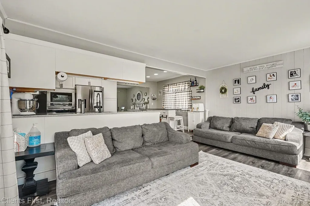 254 Selkirk Street Canton Charter Township MI 48187