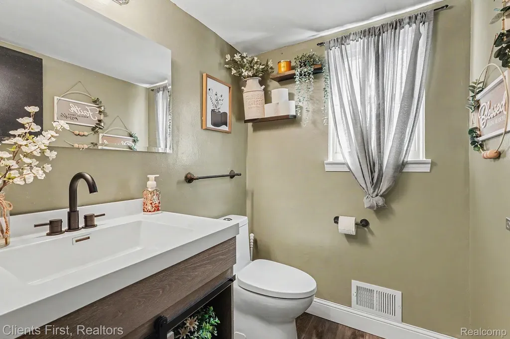 254 Selkirk Street Canton Charter Township MI 48187