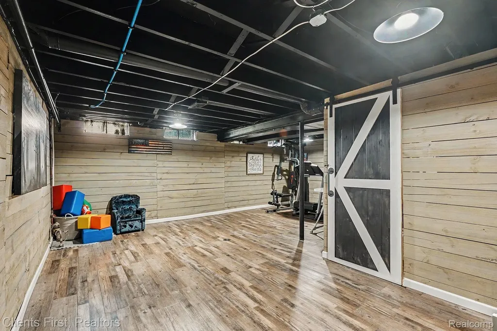 254 Selkirk Street Canton Charter Township MI 48187