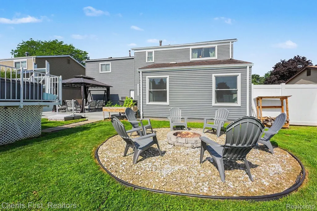 254 Selkirk Street Canton Charter Township MI 48187