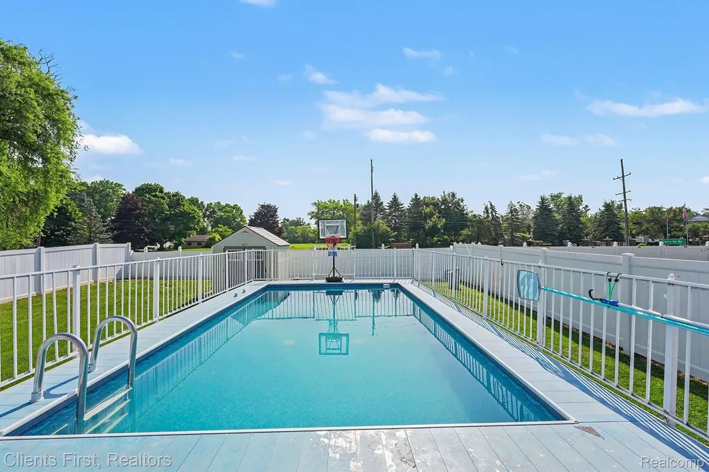 254 Selkirk Street Canton Charter Township MI 48187
