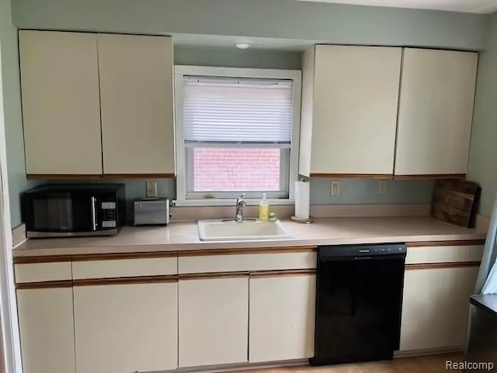 23409 Ranch Hill Drive W Southfield City MI 48033
