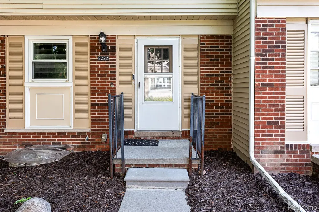 5232 Breeze Hill Place Troy City MI 48098