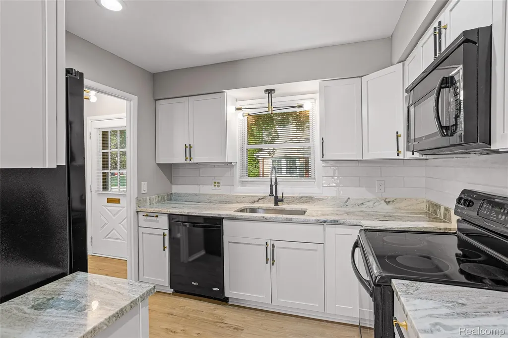 5232 Breeze Hill Place Troy City MI 48098