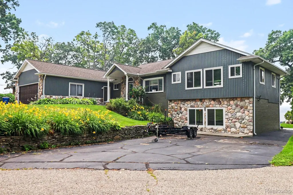 3233 Shawnee Lane Waterford Charter Township MI 48329