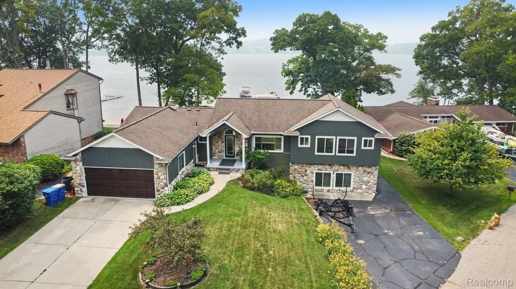 3233 Shawnee Lane Waterford Charter Township MI 48329