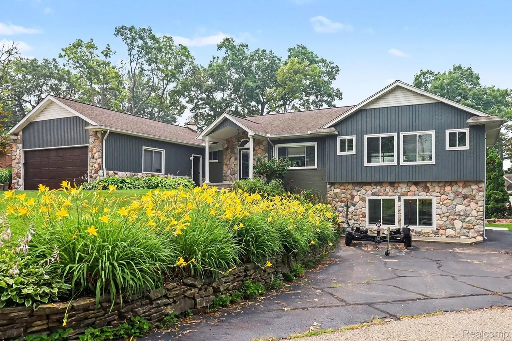3233 Shawnee Lane Waterford Charter Township MI 48329
