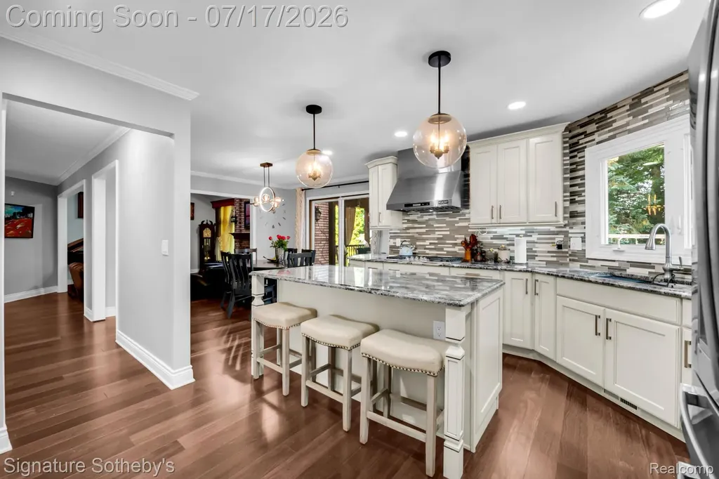 23134 Fox Creek Farmington Hills City MI 48335