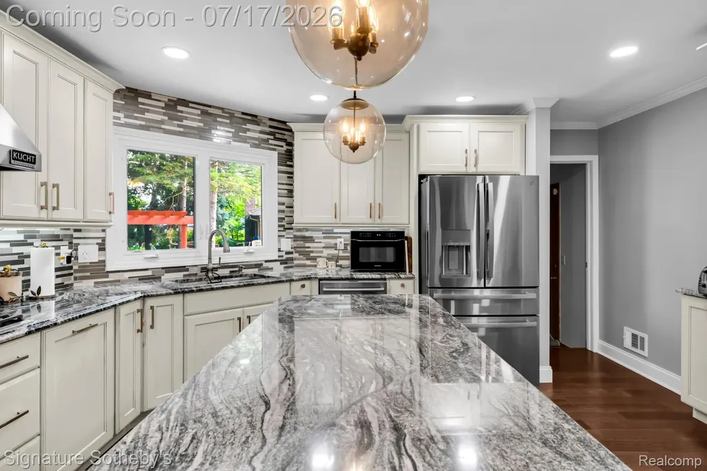 23134 Fox Creek Farmington Hills City MI 48335