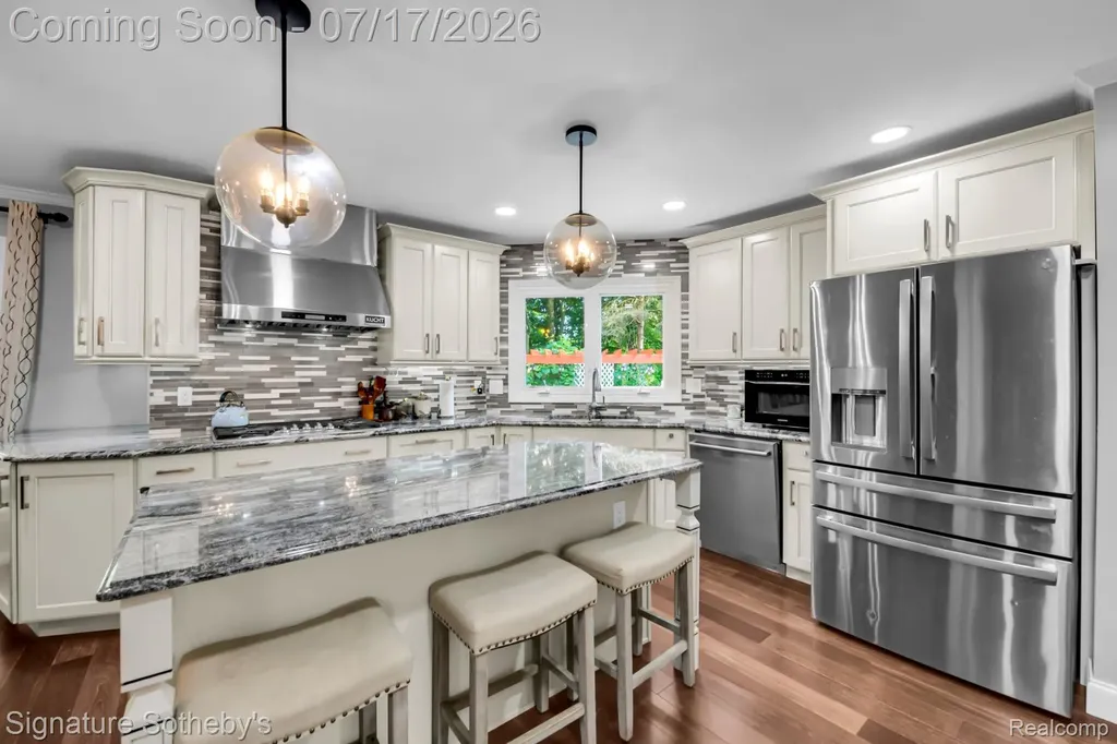 23134 Fox Creek Farmington Hills City MI 48335