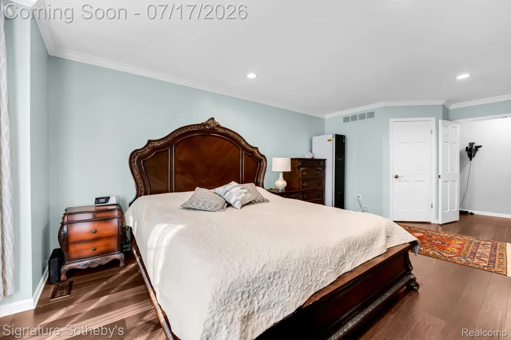 23134 Fox Creek Farmington Hills City MI 48335