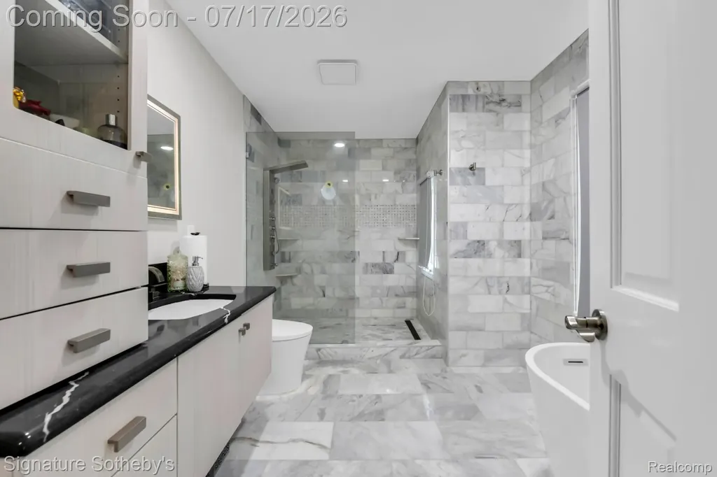 23134 Fox Creek Farmington Hills City MI 48335