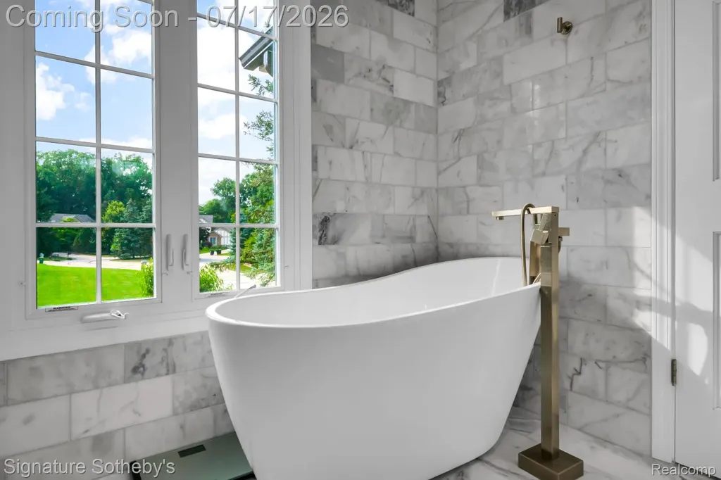 23134 Fox Creek Farmington Hills City MI 48335
