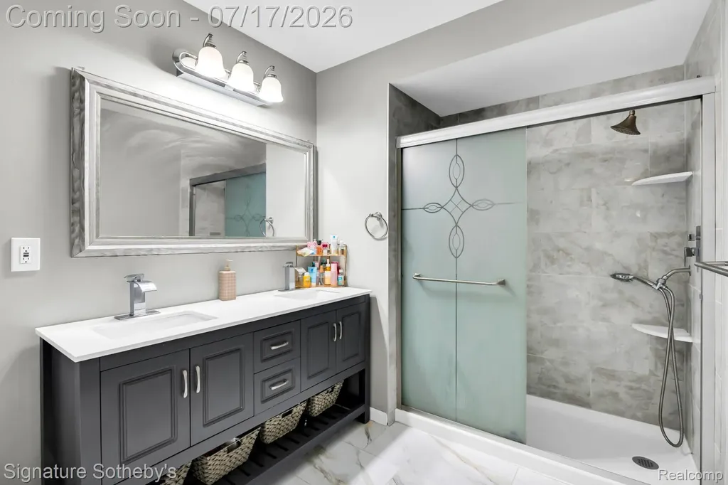 23134 Fox Creek Farmington Hills City MI 48335